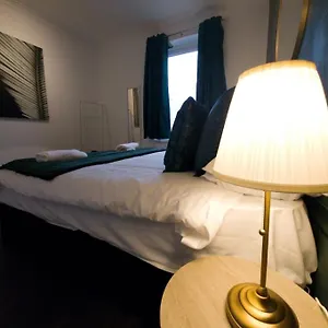 King Bed By Promise Apartment Cardiff
